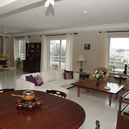 One Flat-one Floor-only Families Allowed * Rhodes City